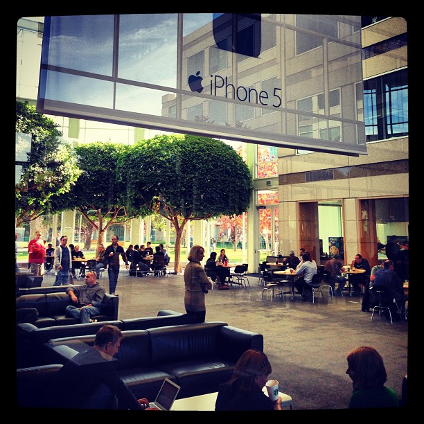 صورة توضح الإعلان الترويجي لهاتف iPhone 5.