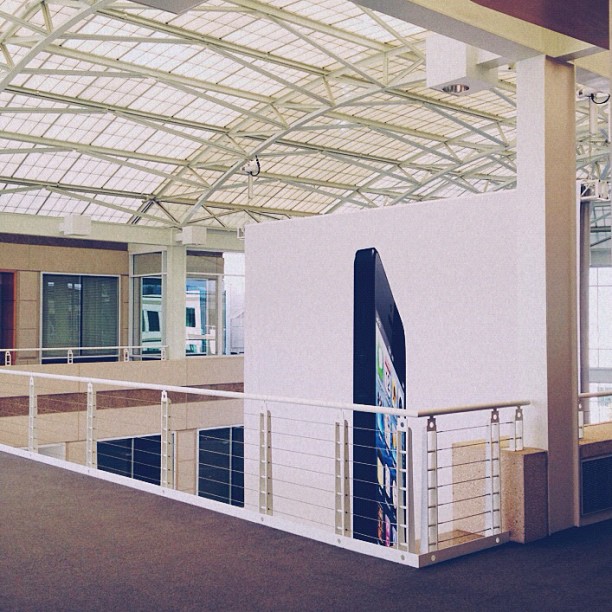 صورة مُلتقطى من الطابق الثاني لإعلان هاتف iPhone 5 داخل المبنى.