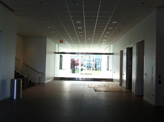 الممرات داخل المقر الرئيسي لشركة آبل (Apple Hq).