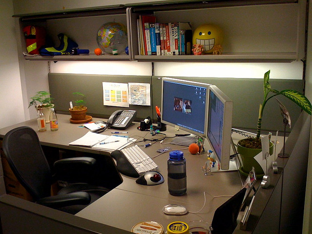 صورة لأحد المكاتب داخل مقر شركة آبل (Apple Hq).
