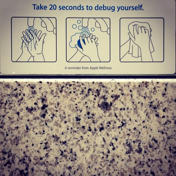مُلصق موجود داخل دورات المياه للتذكير بغسل اليدين.