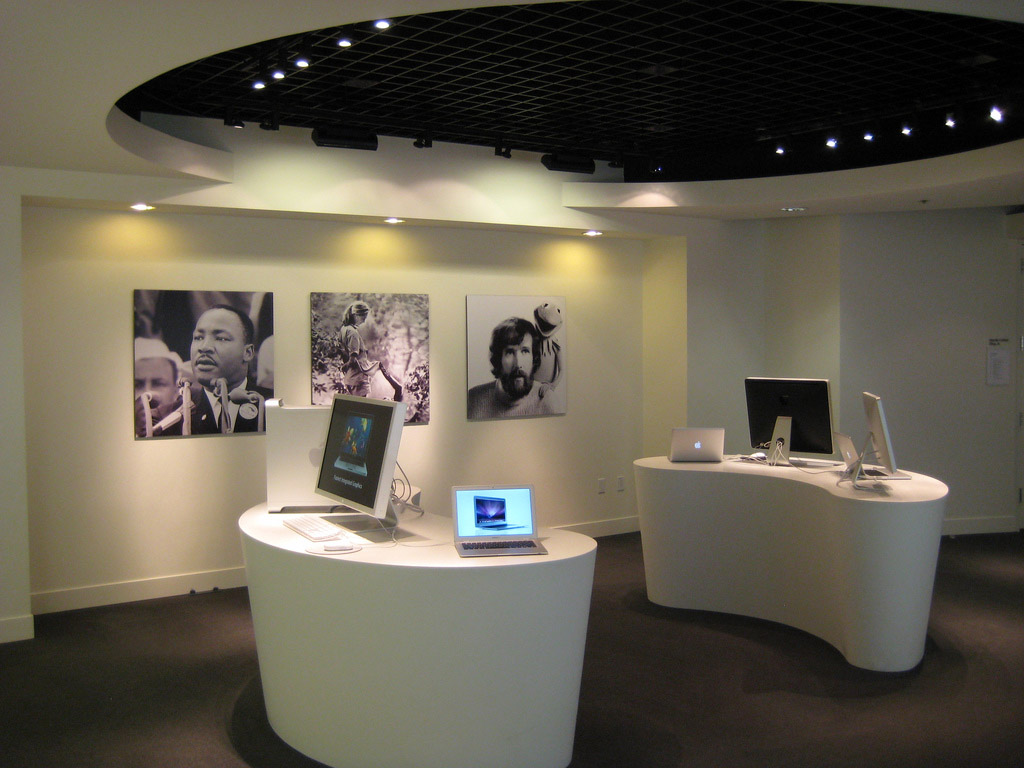 منطقة عرض أجهزة الماك في غرفة الترحيب بالزوار داخل مقر لقاءات التنفيذيين.