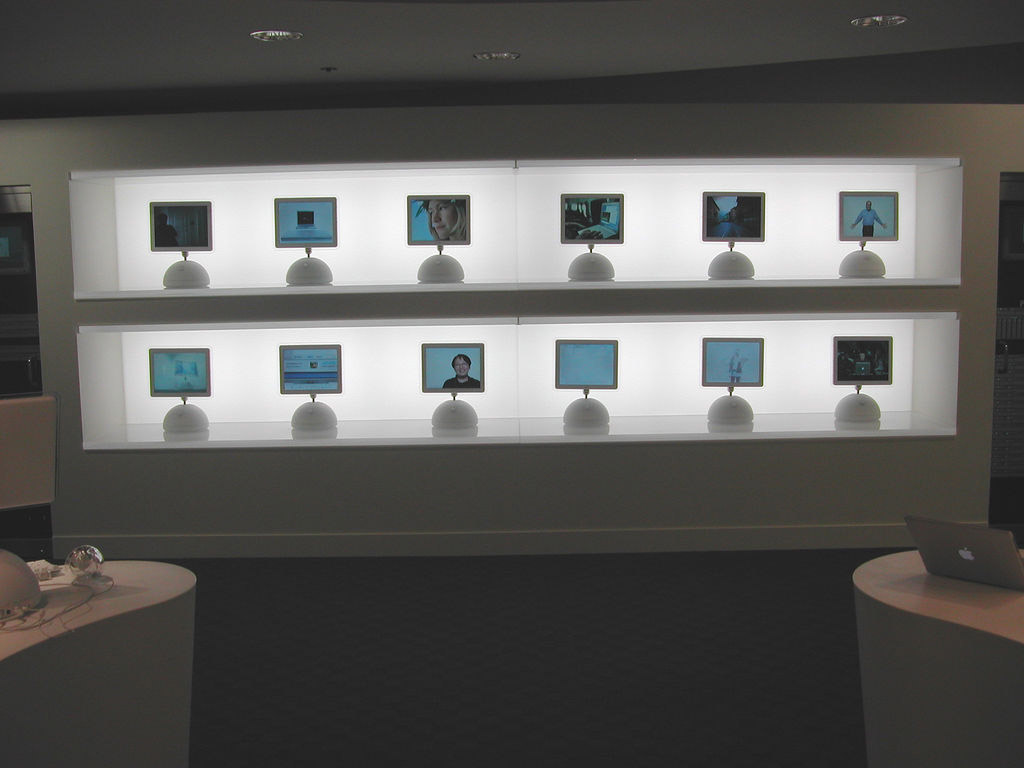 صورة لحائط أجهزة الماك داخل مقر لقاء التنفيذيين.