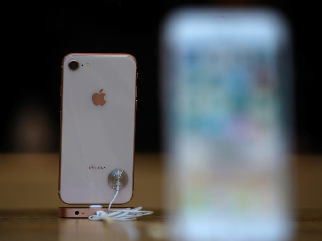 شراء هاتف iPhone 8 بدلًا من iPhone XS